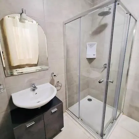 Spacious 3 Bedrooms 2 Bathrooms Apartment, Fully Air-conditioned * סיינט פול ביי