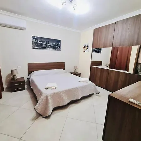 Spacious 3 Bedrooms 2 Bathrooms Apartment, Fully Air-conditioned Apartment *