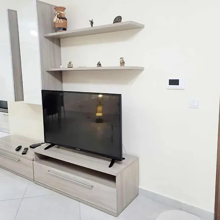 Apartment Spacious 3 Bedrooms 2 Bathrooms Apartment, Fully Air-conditioned *