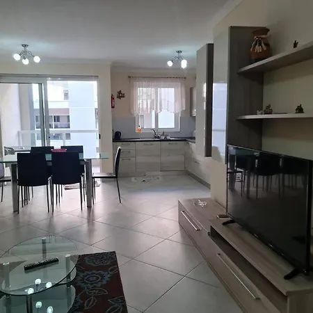 Apartment Spacious 3 Bedrooms 2 Bathrooms Apartment, Fully Air-conditioned St. Paul's Bay