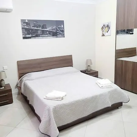 Spacious 3 Bedrooms 2 Bathrooms Apartment, Fully Air-conditioned